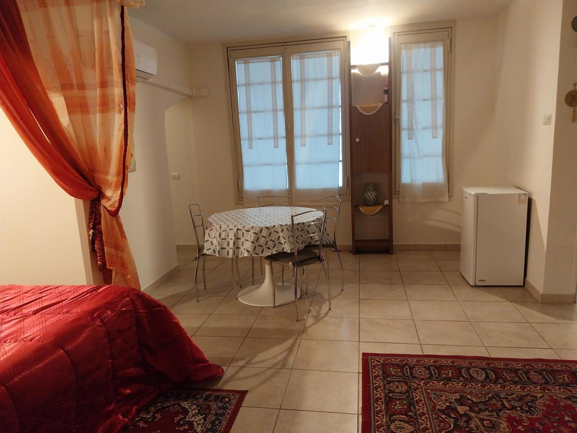 Casa Vacanza La Maison De Losyram Art ซาแลร์โน ภายนอก รูปภาพ